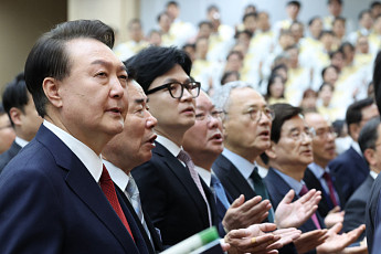 尹, 부활절 연합예배 참석…