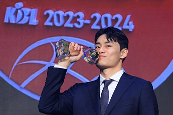 이관희 롤렉스 차고 나온 LG 유기상…프로농구 신인상 수상