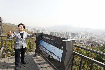 서울 유일 편백숲…도심속 힐링 '치유의 숲' [區석區석-은평구 봉산 무장애숲길]