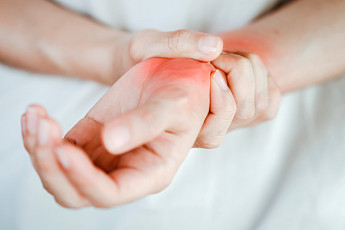 ‘숟가락도 못 들겠다’…시큰대는 손목, 오래 쓰려면[e건강~쏙]