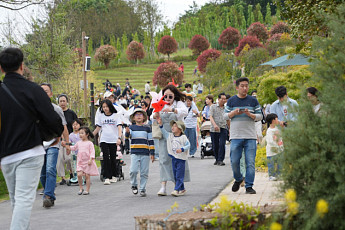 전남 최초 정원형 식물원 ‘산이정원’ 개장…5000명 구름 인파 몰렸다