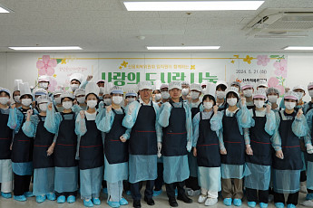 신복위, 신입직원과 영등포시장 소상공인에 도시락 200개 전달