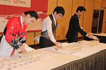 [우리 전통술, 지구촌 사로잡다]술 감별하고 궁합맞는 음식 꼽고…‘21세기 대장금’