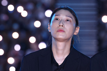 '국대 은퇴' 김연경, 태극마크 보내며 눈물…6천여명 환호 속 뜨거운 안녕