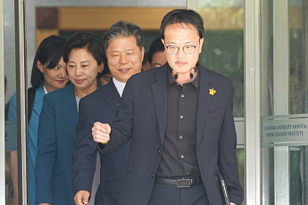 국회 복지위-서울대병원 간담회 이동하는 박주민 위원장 [포토]