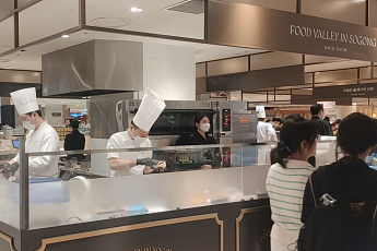 백화점서 맛보는 5성급 호텔식…아세안 별미 한 자리서 고른다(르포)[진화하는 백화점]