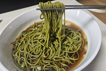 “초록색 면에서 녹차 향이”…싱그러움 담은 면사랑 ‘녹차 메밀 소바’ [맛보니]
