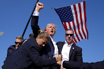 '따다닥'→주먹 불끈…트럼프 피 흘리는 '사진 한 장'의 나비효과 [이슈크래커]