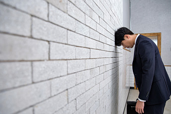 “사람 만나면 숨이 턱”…사람이 무서운 ‘대인공포증’ [e건강~쏙]