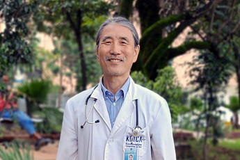 ‘우간다 백발의사’ 유덕종 교수, 2024 JW성천상 수상
