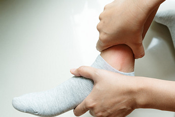 당뇨발, 작은 상처에도 ‘절단’ 위험…여름철 관리 주의 [e건강~쏙]