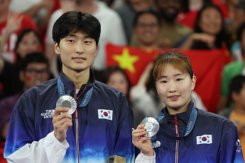 배드민턴 김원호-정나은, 혼합복식 결승서 세계 1위에 패해 '은메달'[파리올림픽]