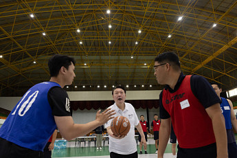 尹, 휴가 중 진해 해군기지서 장병들과 농구·족구…
