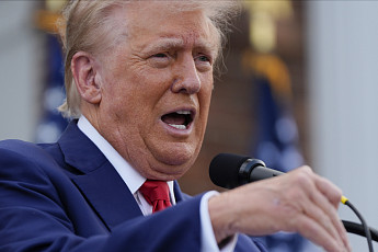 트럼프 “김정은이 ‘핵 단추’ 위협하고 전화해 회담 요청”