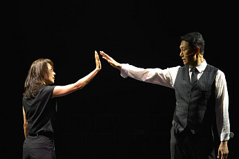 런웨이 연극 '랑데부'…주연 배우들, 중간 퇴장도 없이 100분 열연