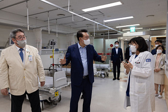 尹, 심야 응급실 찾아...