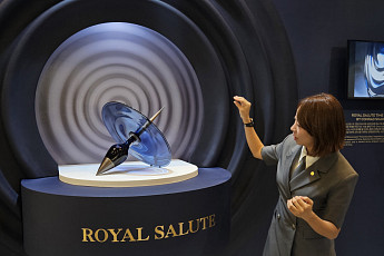 GV90 값 맞먹는 예술적 위스키…로얄살루트 ‘타임챔버’ 국내 첫선