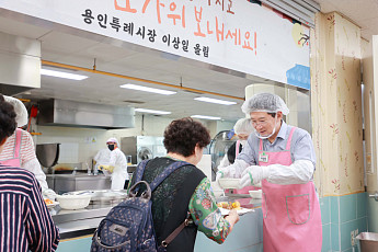 “늘 건강하세요”…이상일 용인특례시장, 처인노인복지관 찾아 ‘추석인사·배식봉사’