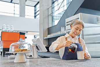 고령화 심화 ‘인생 2막’ 시니어 노후 준비 돕는 기업들