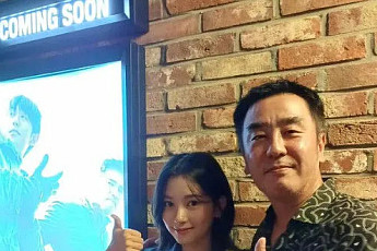 갈소원, 류승룡과 영화 시사회서 재회…'엄지 척'