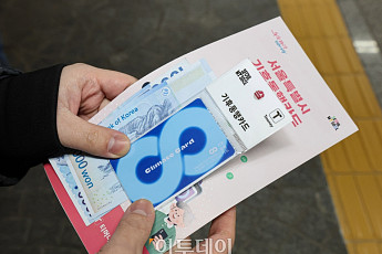 “차 키 대신 카드 든다”… 2년 맞은 '기후동행카드', 서울시민 일상 바꿨다 [기후동행 2년의 실험①]
