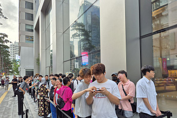 “AI·카메라 컨트롤 기능 기대감”…아이폰16 출시 첫날 ‘북적’ [르포]