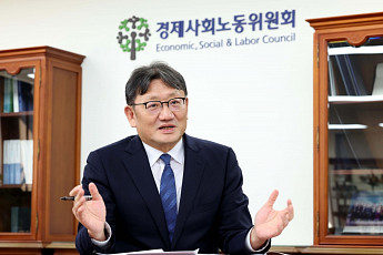 권기섭 경사노위 위원장 “尹정부 사회적 대화 2기, 대화의 회복”[인터뷰]
