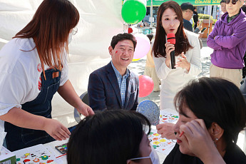 이상일 용인특례시장, '시민과 함께하는 2024 주민자치박람회' 성황