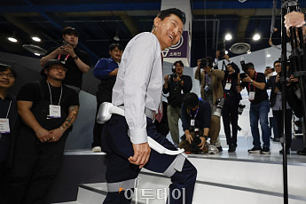 사람 중심 첨단기술 ‘스마트라이프위크’에 떴다…“로봇 입고 계단 성큼”