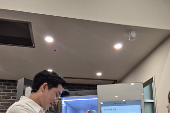 “5가지 요리를 한 시간에 뚝딱”…흑백 요리사도 감탄한 ‘삼성 AI 가전’