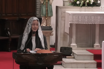 김태희, 비ㆍ두 딸과 성당서 포착…