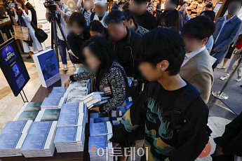 한강 '노벨문학상'으로 출판계 활력…