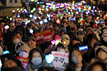 문화강국 자존심 짓밟은 계엄 사태…'K-시위'로 화답한 문화시민