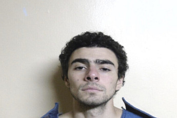 미국 보험사 CEO 살해 용의자 체포...전문킬러 아닌 ‘수재’였다