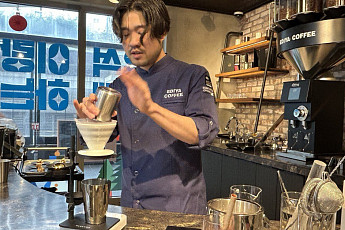 스페셜티 키우는 이디야...월드챔피언이 내준 ‘커피 오마카세’의 신선함 [맛보니]