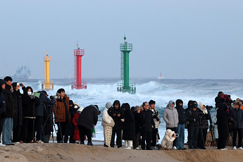 다가오는 2025년 '푸른 뱀의 해'…이색 해돋이 명소는 어디?