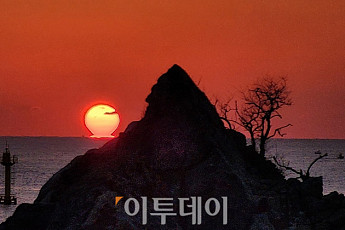 추암촛대바위서 바라본 새해 첫 해돋이 [포토]