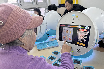 “벗이 되어드릴게요”… 반려 로봇과 놀다보니 몸도 마음도 '튼튼' [르포]