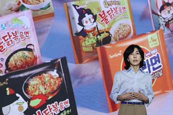회장이 된 며느리…부도 위기 회사를 10조 기업으로 [이슈크래커]
