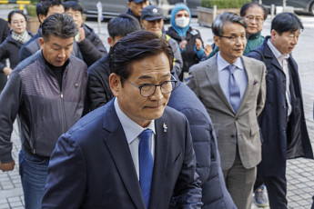 ‘민주당 전당대회 돈봉투 의혹’ 2심 첫 공판…증거 ‘위법성’ 두고 대립