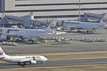 JAL 여객기, 하네다공항 활주로서 타이어 펑크로 정지...부상자 없어