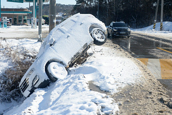 폭설 내린 전라도…미끄러져 전복된 차량 [포토]