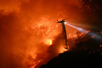 LA 산불, 해변서 시내로...추가 대피령·오발령에 아수라장