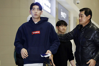 이정후, LA공항 구금됐다 풀려나