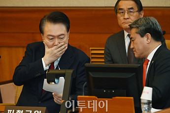 이준석 영화에 윤석열 사진첩까지...'문화정치' 가열