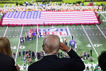 트럼프, 美 현직 대통령 최초로 슈퍼볼 경기 현장 관람…“멋진 경기 기대”