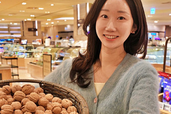 [포토] “정월대보름 부럼·오곡 깨고 액운 날려요”