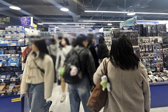 “불황 모르는 덕후 소비”…덕분에 웃는 홍대·용산 복합몰[르포]