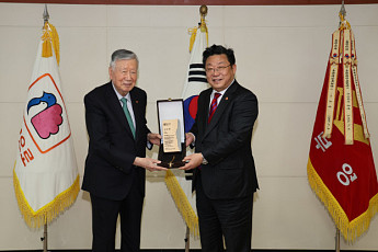 '출산장려금 1억' 이중근 부영 회장, 저출산위 감사패 받아