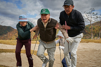 '로비'로 유쾌하게 돌아온 하정우…감독 하정우 표 블랙코미디는? [시네마천국]